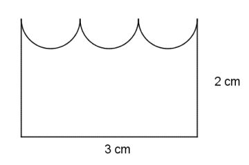Figuren er består av et rektangel med sider 2 cm og 3 cm, minus 3 like store halvsirkler. Summen av diameterne til de 3 halvsirklene er 3 cm.